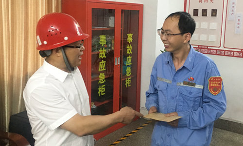 王大真到宜都園區(qū)、股份公司看望慰問(wèn)基層黨員(圖2)