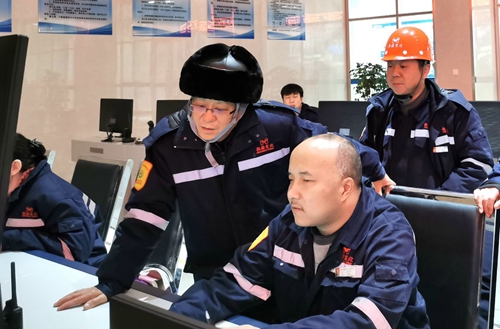 集團領(lǐng)導春節(jié)前走訪慰問一線職工、困難職工和離退休老干部(圖1)