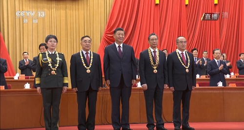 向抗疫英雄致敬！宜化集團(tuán)組織收看全國(guó)抗擊新冠肺炎疫情表彰大會(huì)(圖1)