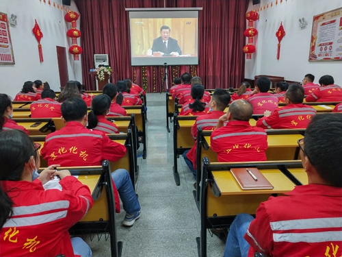 向抗疫英雄致敬！宜化集團(tuán)組織收看全國(guó)抗擊新冠肺炎疫情表彰大會(huì)(圖2)