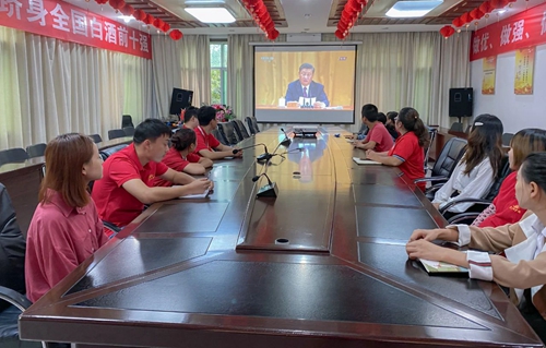 向抗疫英雄致敬！宜化集團(tuán)組織收看全國(guó)抗擊新冠肺炎疫情表彰大會(huì)(圖6)