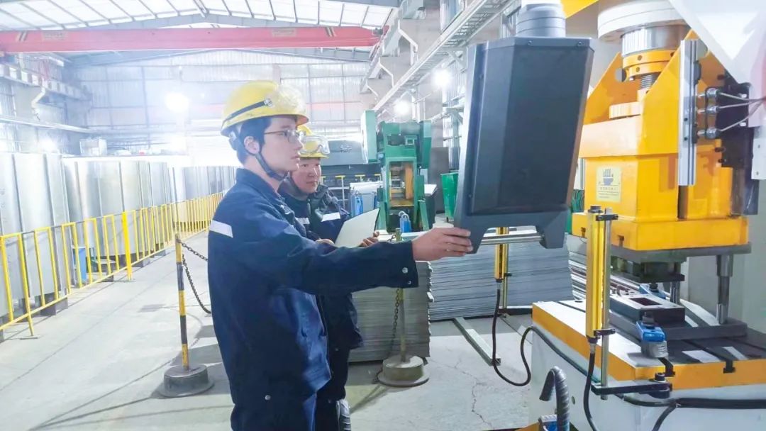 青海宜化電石分廠電極殼班：加強(qiáng)標(biāo)準(zhǔn)化建設(shè)，保障電石爐長周期穩(wěn)定運(yùn)行(圖3)