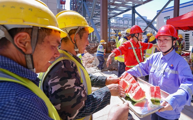 酷暑送清涼，關懷沁人心！宜化田家河園區(qū)全力保障職工高溫作業(yè)安全(圖1)