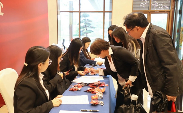 肩負重托共謀發(fā)展！集團七屆二次職代會代表報到并參觀田家河新項目