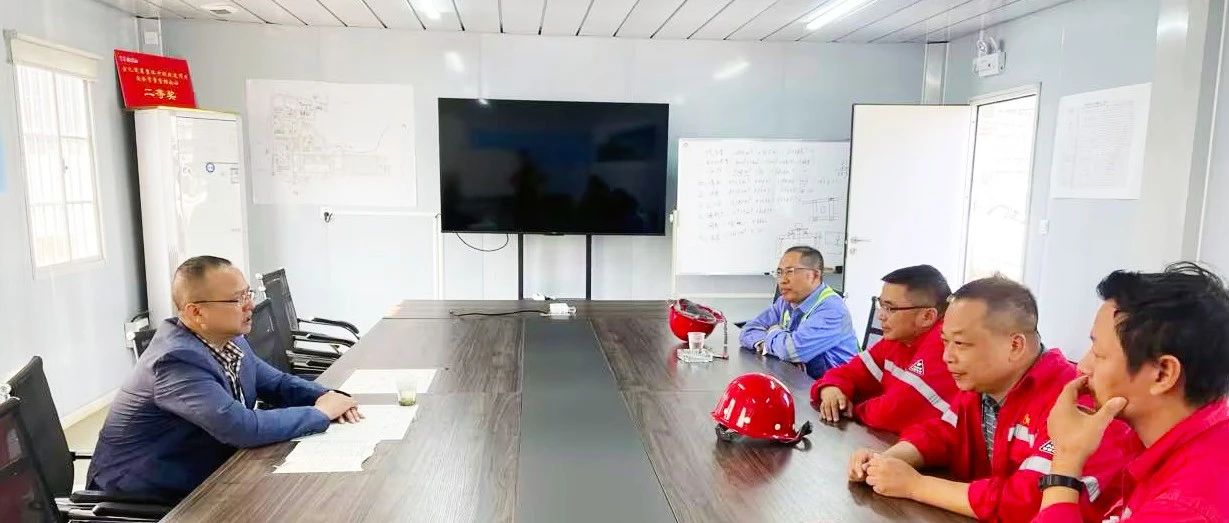 化機公司黨委書記、董事長、總經(jīng)理楊中澤到楚星項目現(xiàn)場辦公