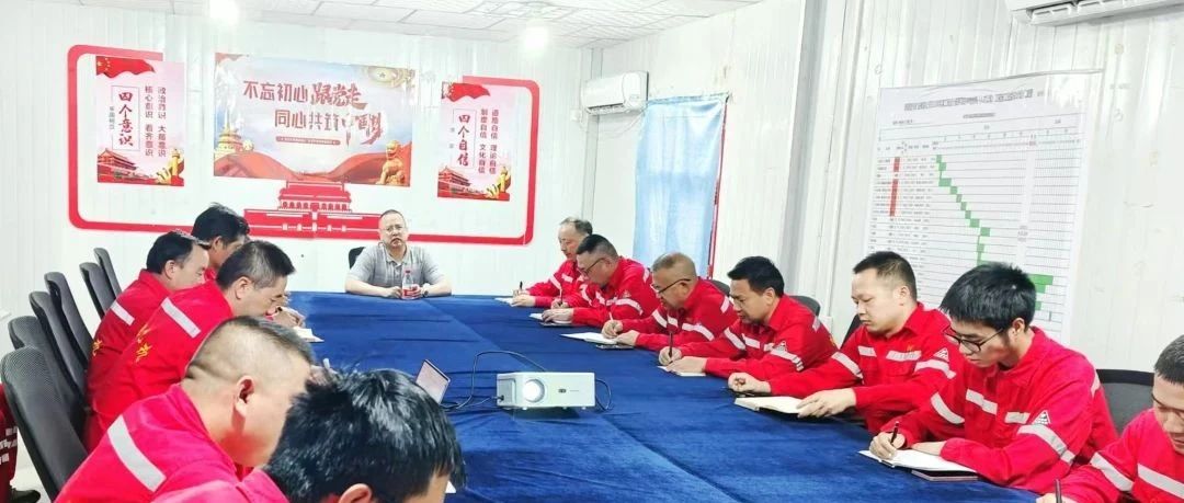 化機(jī)公司黨委書記、董事長、總經(jīng)理?xiàng)钪袧傻叫陆?xiàng)目部現(xiàn)場(chǎng)辦公